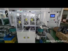 Η γραμμή συναρμολόγησης αλυσίδων για την επιφάνεια του άξονα και τον διακόπτη από το μηχάνημα servopress σε ένα μηχάνημα